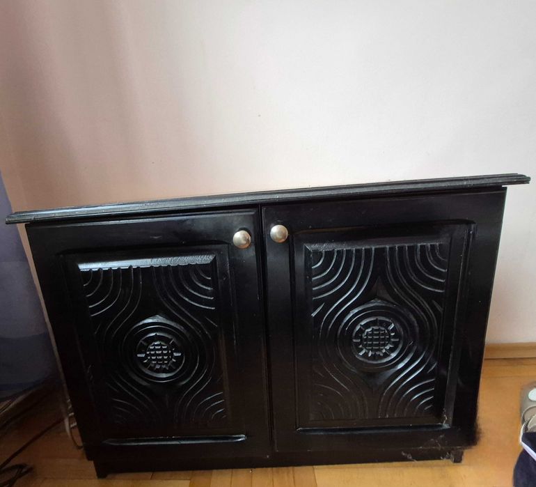 Шкаф за обувки с дърворезба черен.