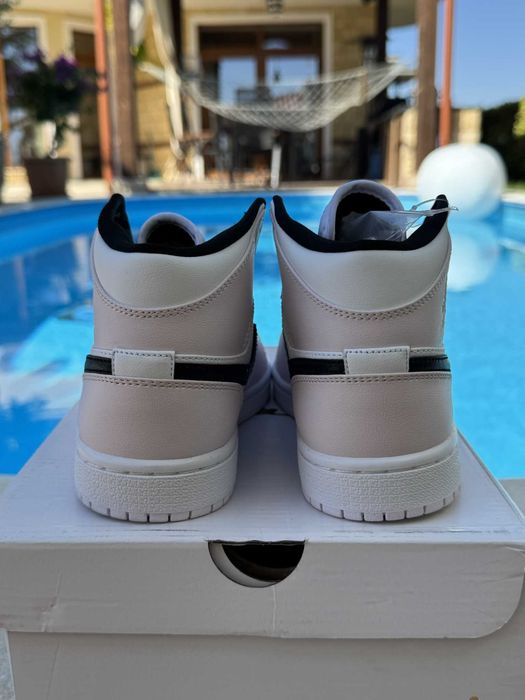 Jordan 1 Mid Barely Rose Дамски Кецове 36.5 EUR + Кутия Нови