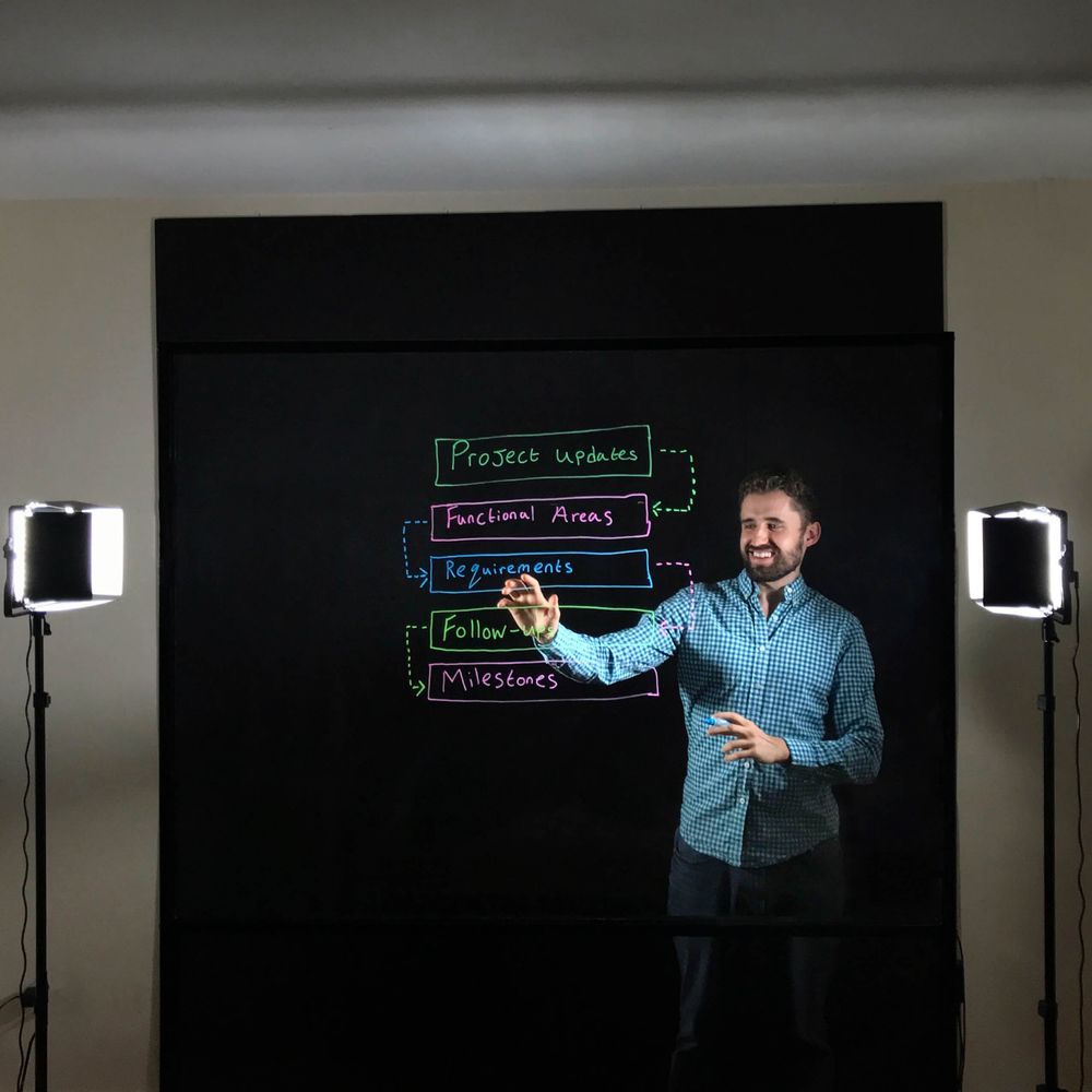 Запись видео курса на прозрачной доске (Lightboard)