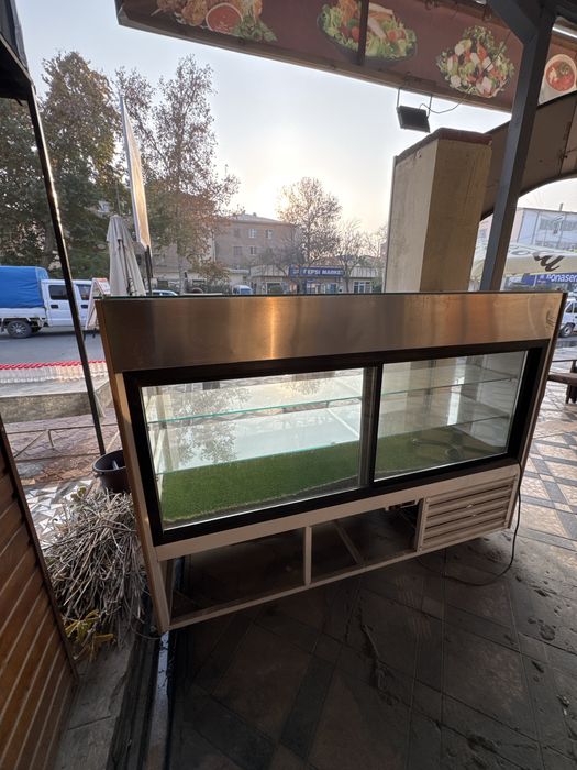 Vitrina xolodilnik