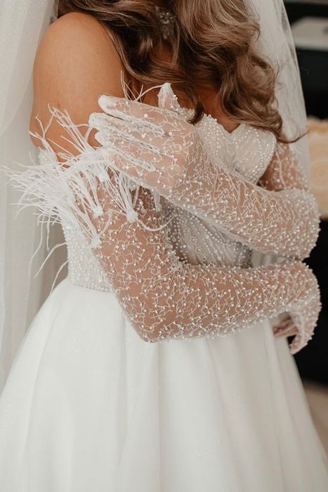 Rochie de mireasa, mănuși și voal incluse