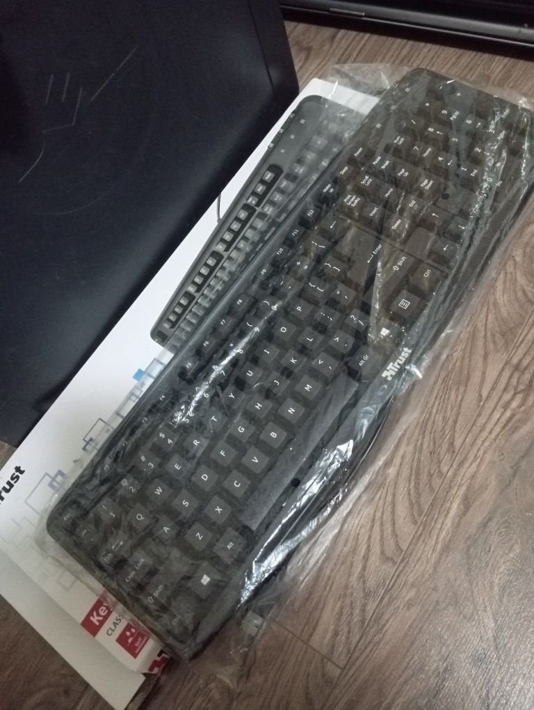 Компютър dell с монитор и клавиатура