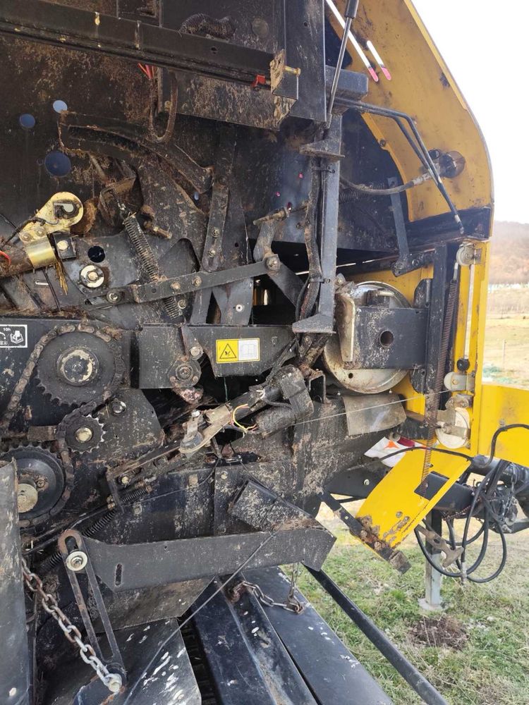 Продавам рулонна балировачка New Holland BR7070 SuperFeed