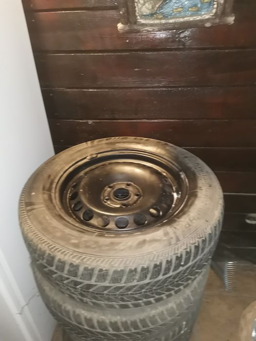 Vind 4 jenti cu anvelope tiguan 4/4 plus 2 riduri de capace