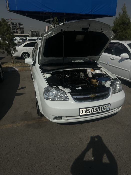 Lasetti 1.6 mator avtomat rangi oq 275.000 yurgan bita pitnosi bor