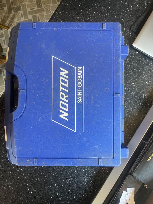 Masini 2 de taiat debitat sanfrenat eba12 si eni06