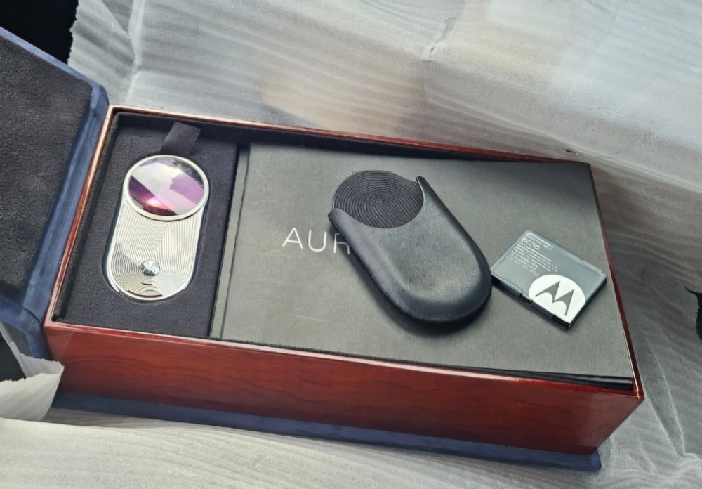 Motorola Aura R1 telefon cu butoane clasic