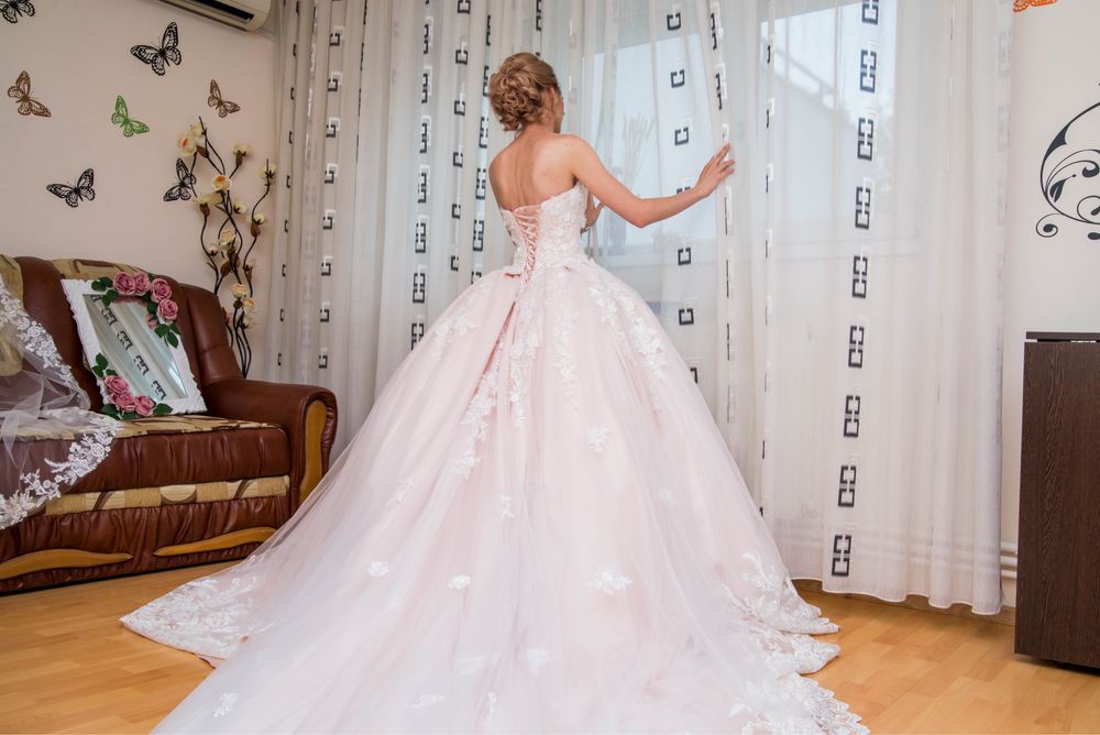 Vand Rochie mireasa tip printesa culoare roz pal