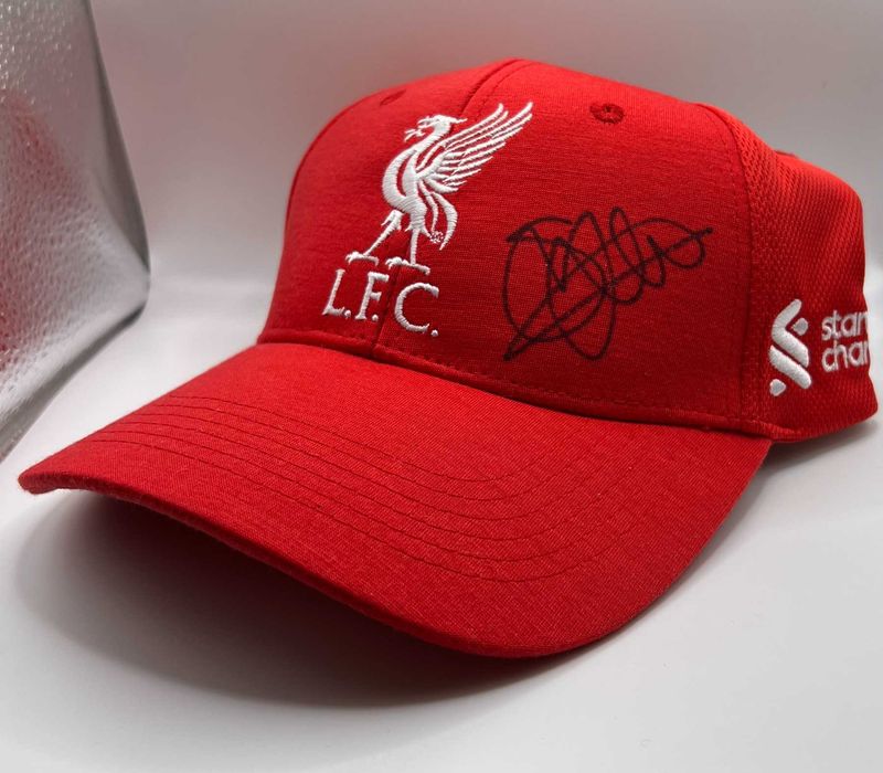 Шапка Ливърпул с подпис от Сами Хюупия