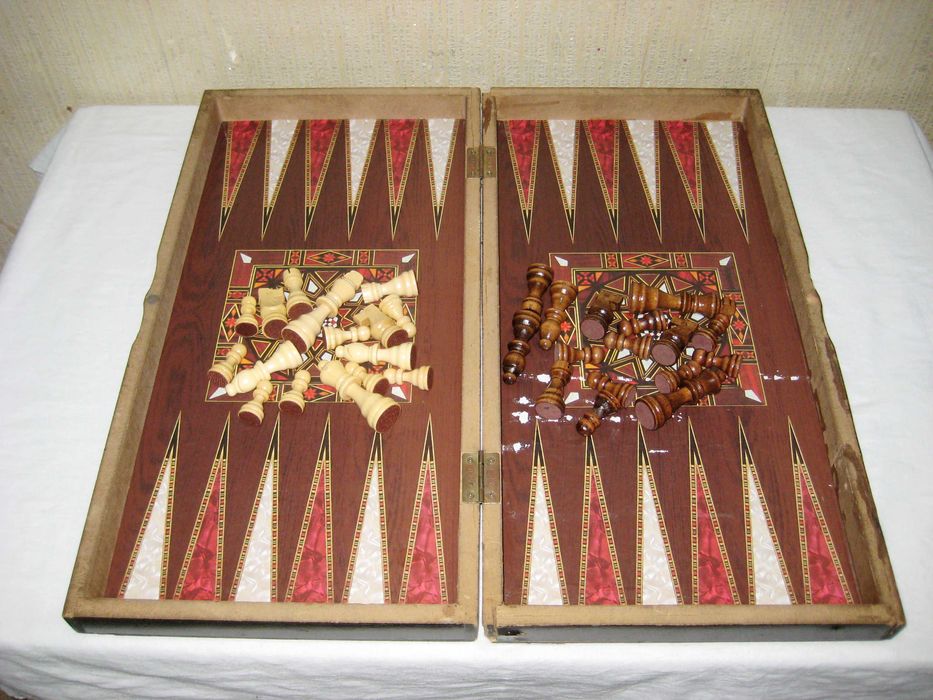 Шахмат необычный фигуры из дерево доска из мдф состоянии нормальный!