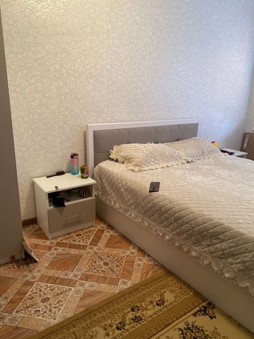 Продам кровать, матрас и прикроватные тумбочки. Читайте в описании.