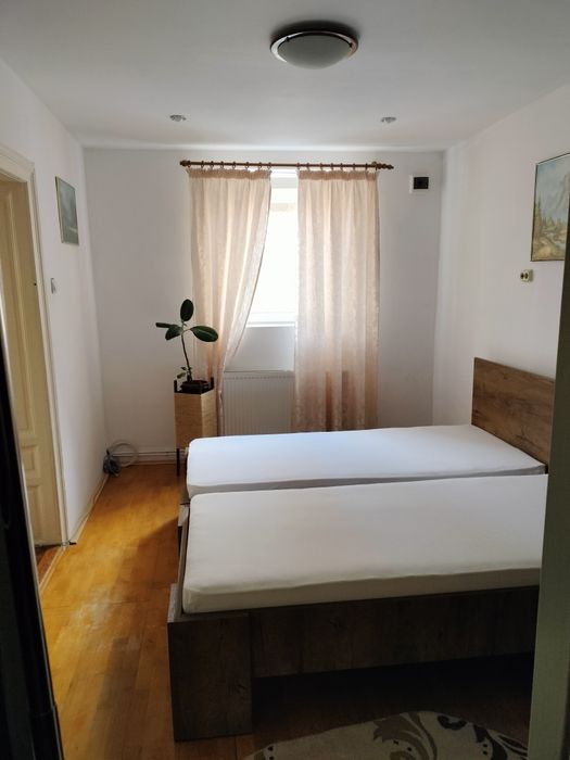 Se oferă spre vânzare 2buc pat single cu saltele aferente.