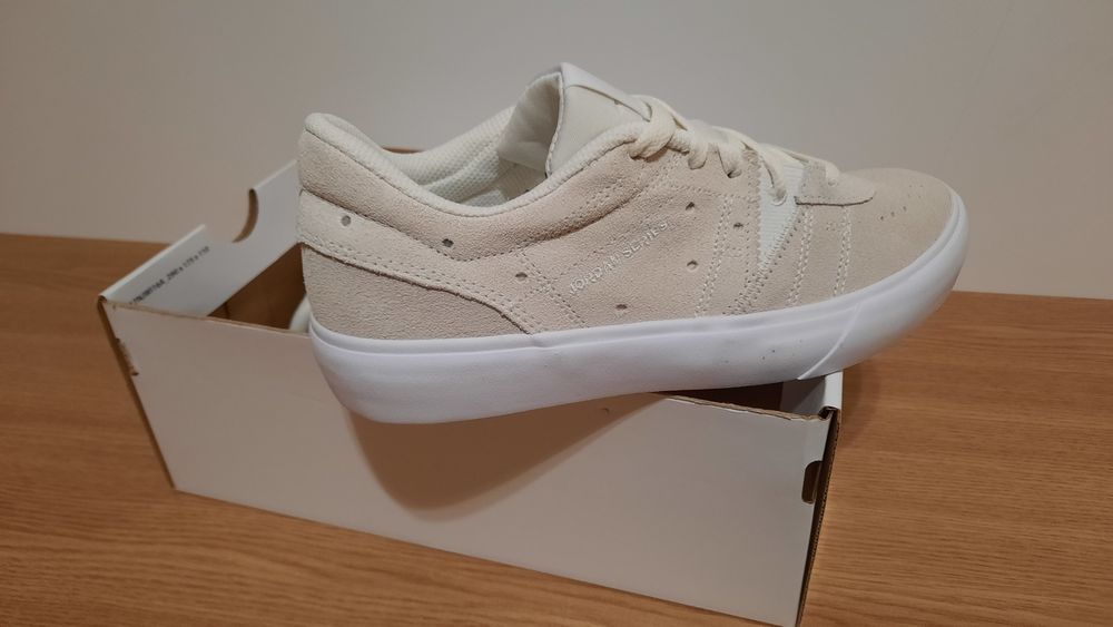 Vând adidași NOI Originali Nike Jordan series ES