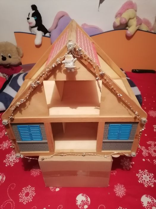 OFERTA : Căsuța din lemn pentru păpuși plus 35 accesorii din lemn