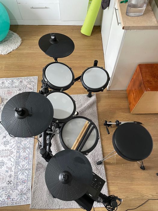 Alesis Nitro Max Kit + Mapex T270 A throne + Travis Barke Sticks