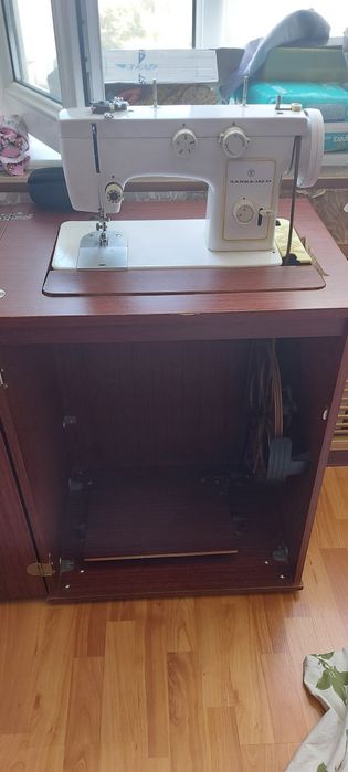 Швейная машинка от фирмы "Чайка"