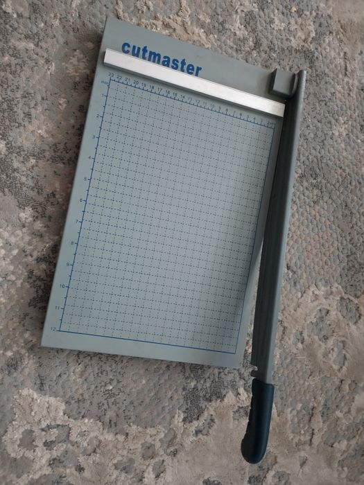 Устройство за точно рязане в права линия