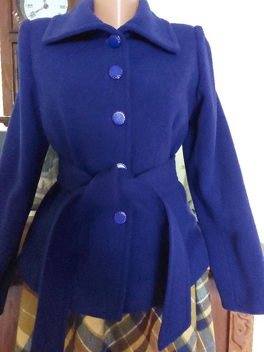 Jacheta albastru regal din stofa de lana si captuseala matlasata