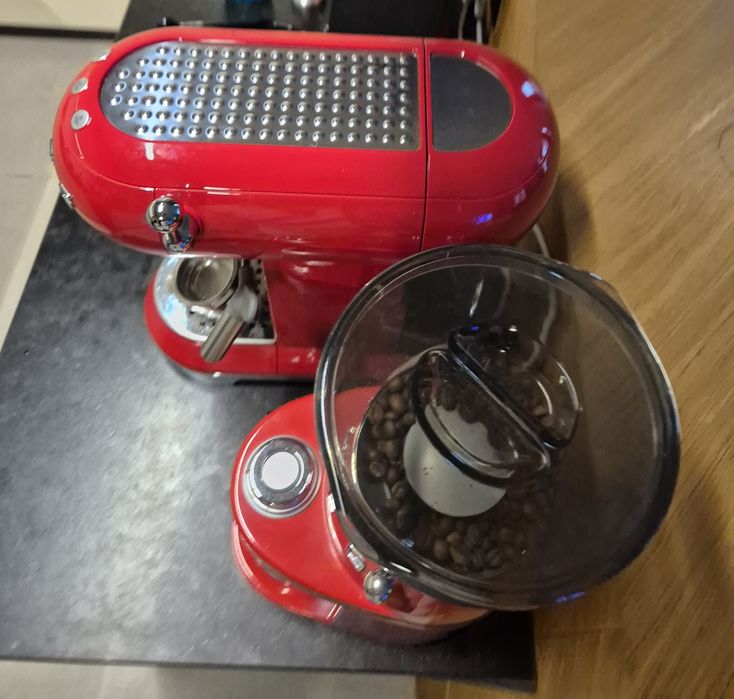 Кафемашина SMEG ECF01RDEU + Кафемелачка SMEG CGF01PGEU