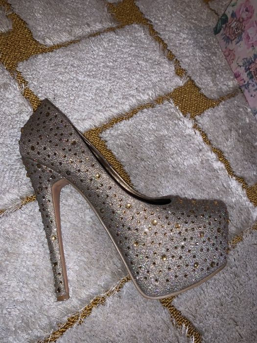 Шикарная обувь на высоком каблуке