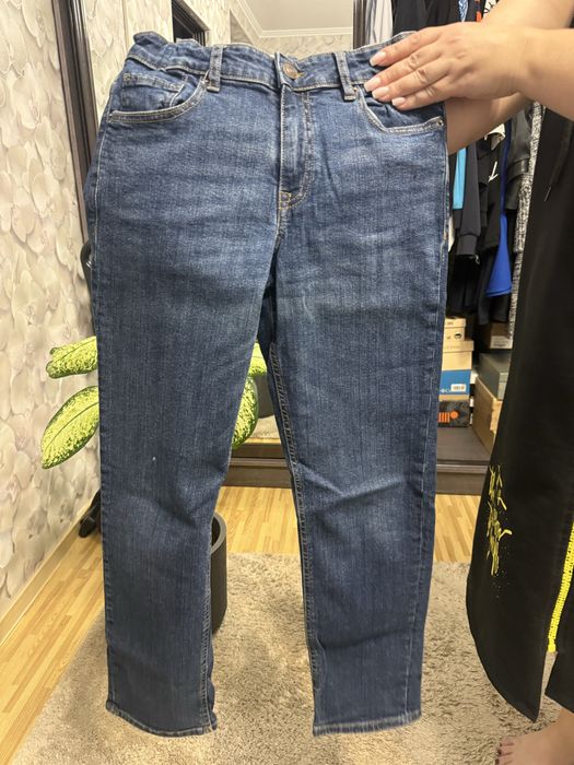 Продам джинсы на мальчика бренда Mango на 152 см
