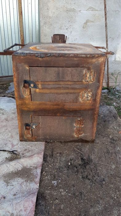 Печь буржуйка.Подходит для отопления, и приготовления пищи.