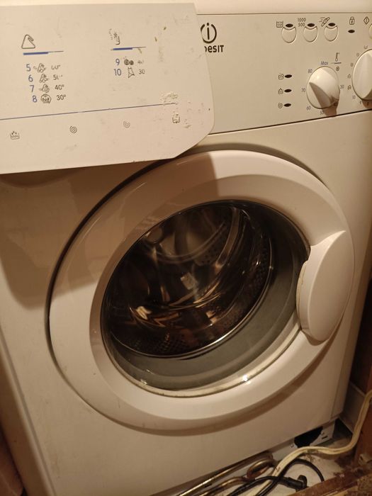 Подарявам пералня Indesit