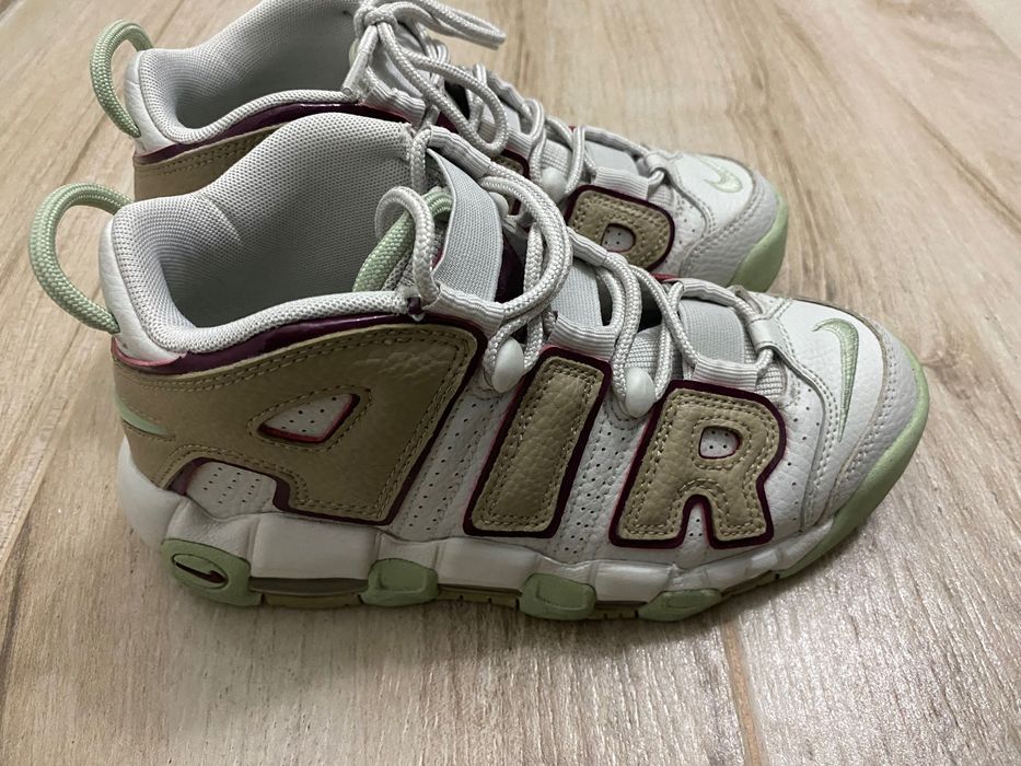 Adidasi Nike sportswear air more