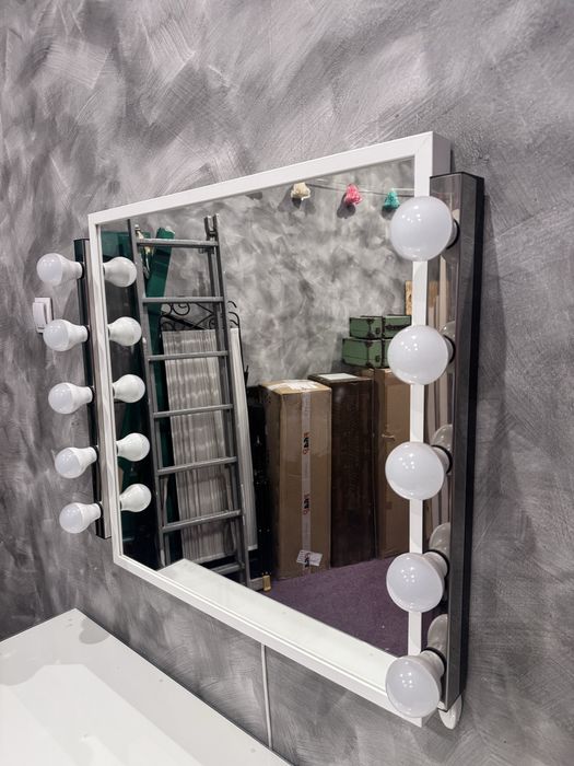 Masuta de toaleta machiaj + Oglinda iluminata spoturi