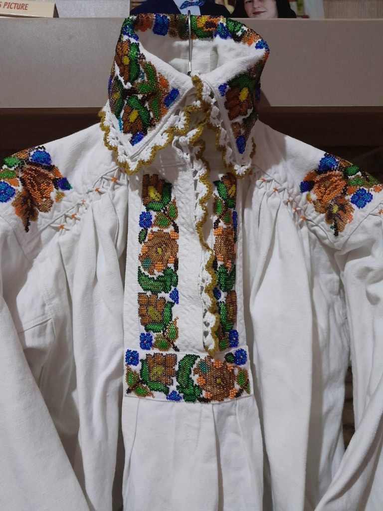 Costum popular cu clop pana de păun
