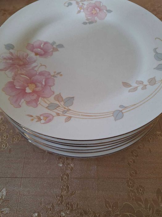 Продам большие тарелки, фарфор, 7 штук, 3500 за все.