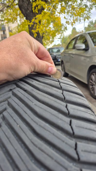 Продавам 2 всесезонни гуми MICHELIN 255/45R20 101W CROSSCLIMATE 2 SUV