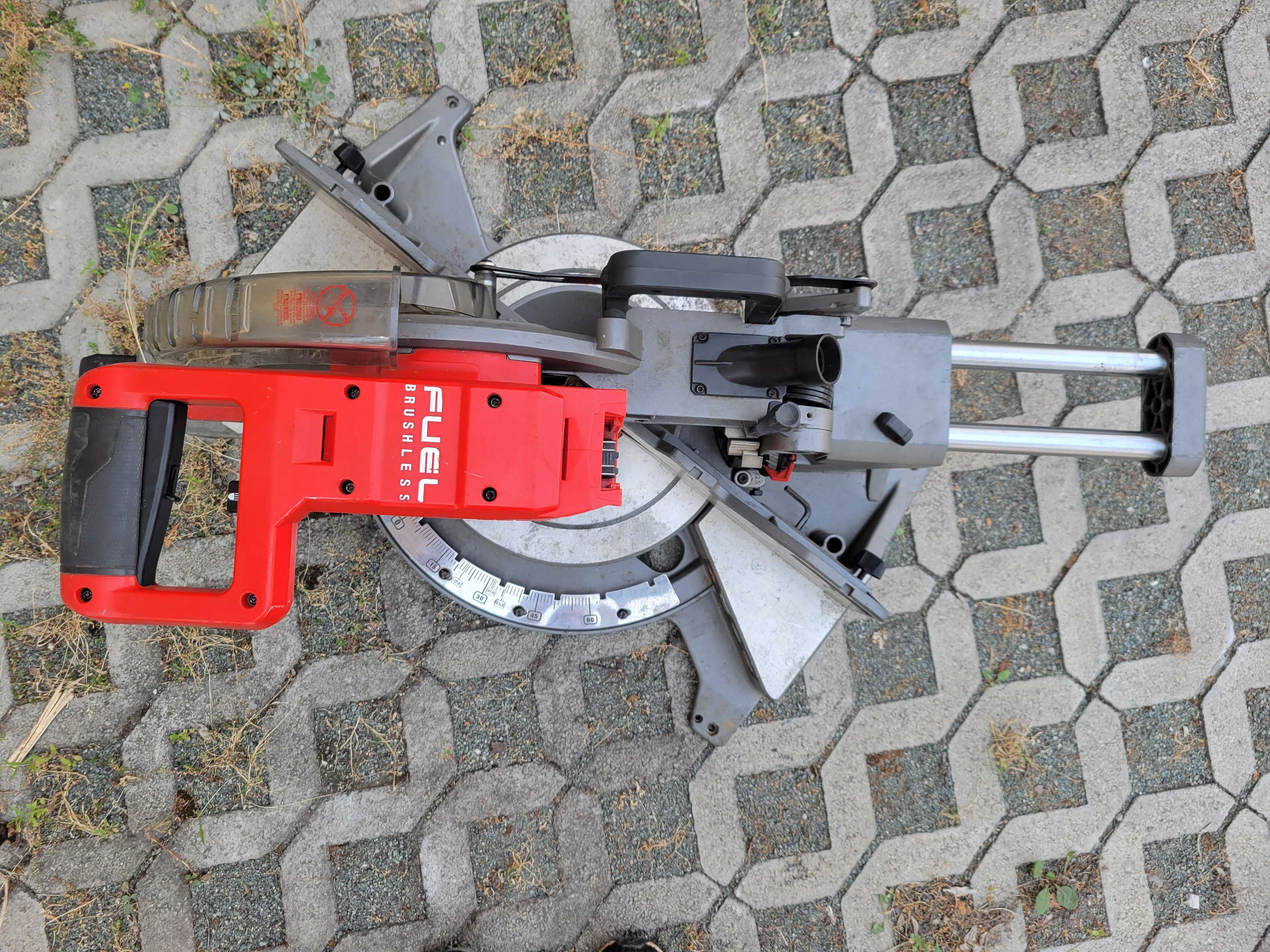 Настолен циркуляр пендула на 18волта батерия Milwaukee M18 FMS 305mm д