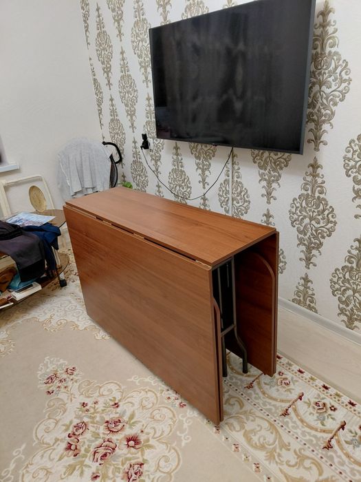 Стол трансформер 3  метра в отличном состоянии без царапин.