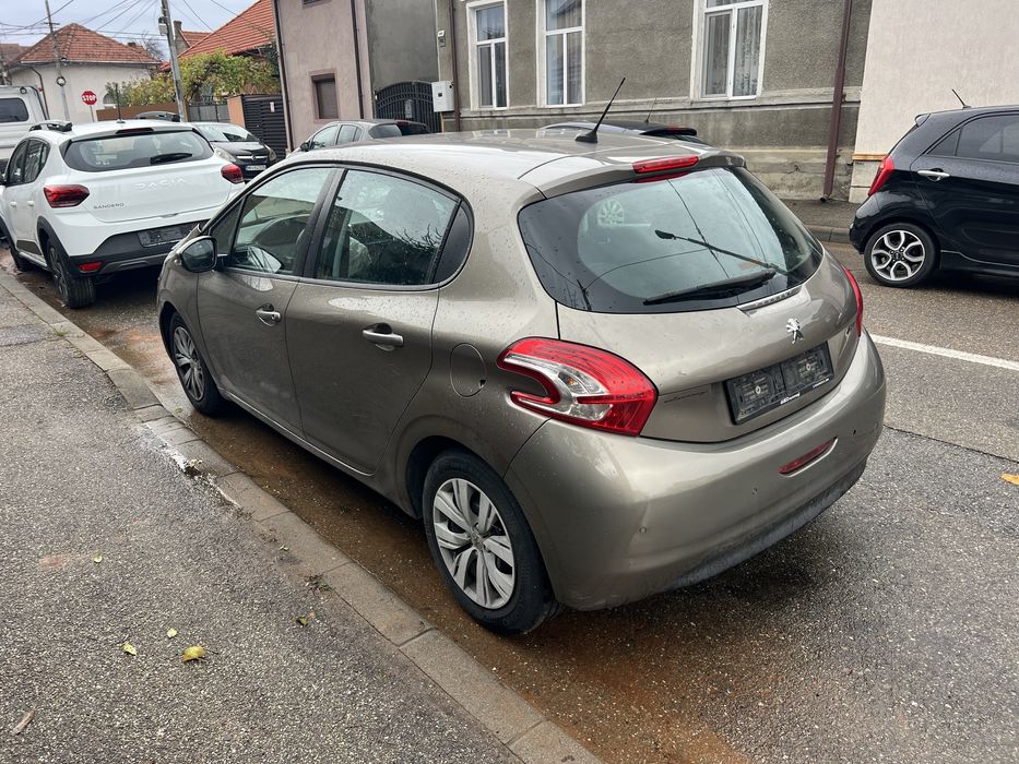 Peugeot 208 1.4 hdi manual avariat lovit motor cutie ok