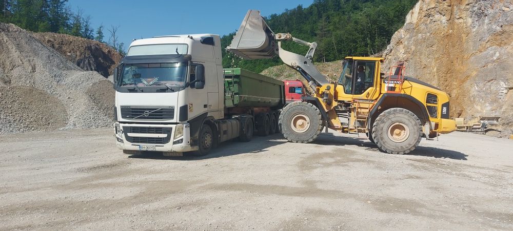 Transport sorturi și efectuez lucrări cu miniexcavator.