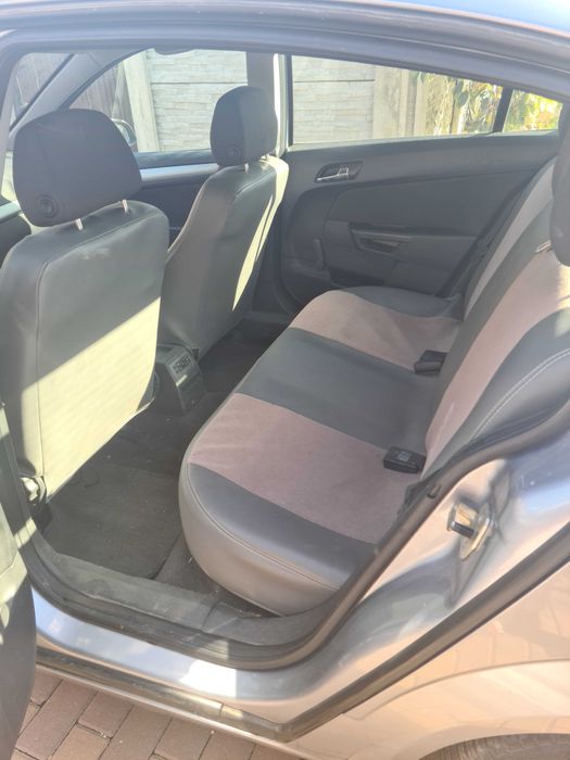 Vand Opel Astra H berlina, 1.7 Diesel, consum mic, AC/CD functionale