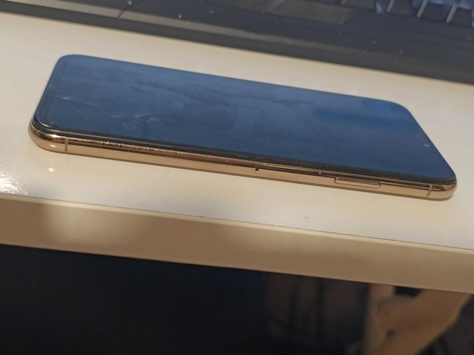 Продавам Iphone XS MAX 64 GB 100%
