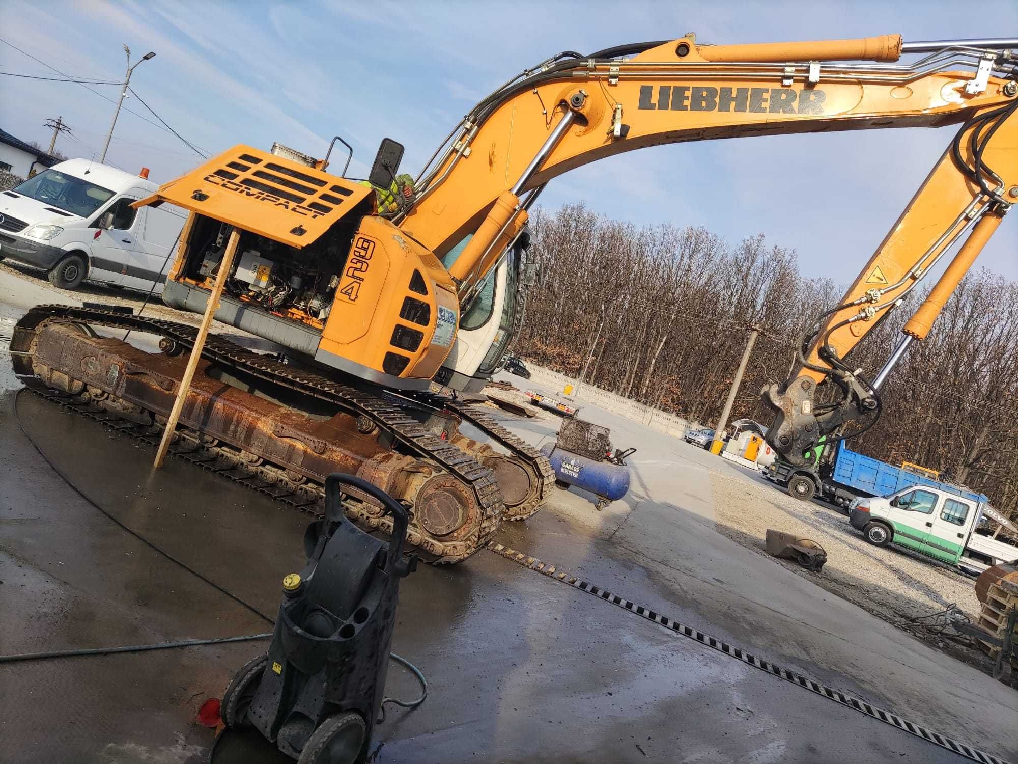 Vand excavator Liebherr R924 COMPACT ( FIRMA)