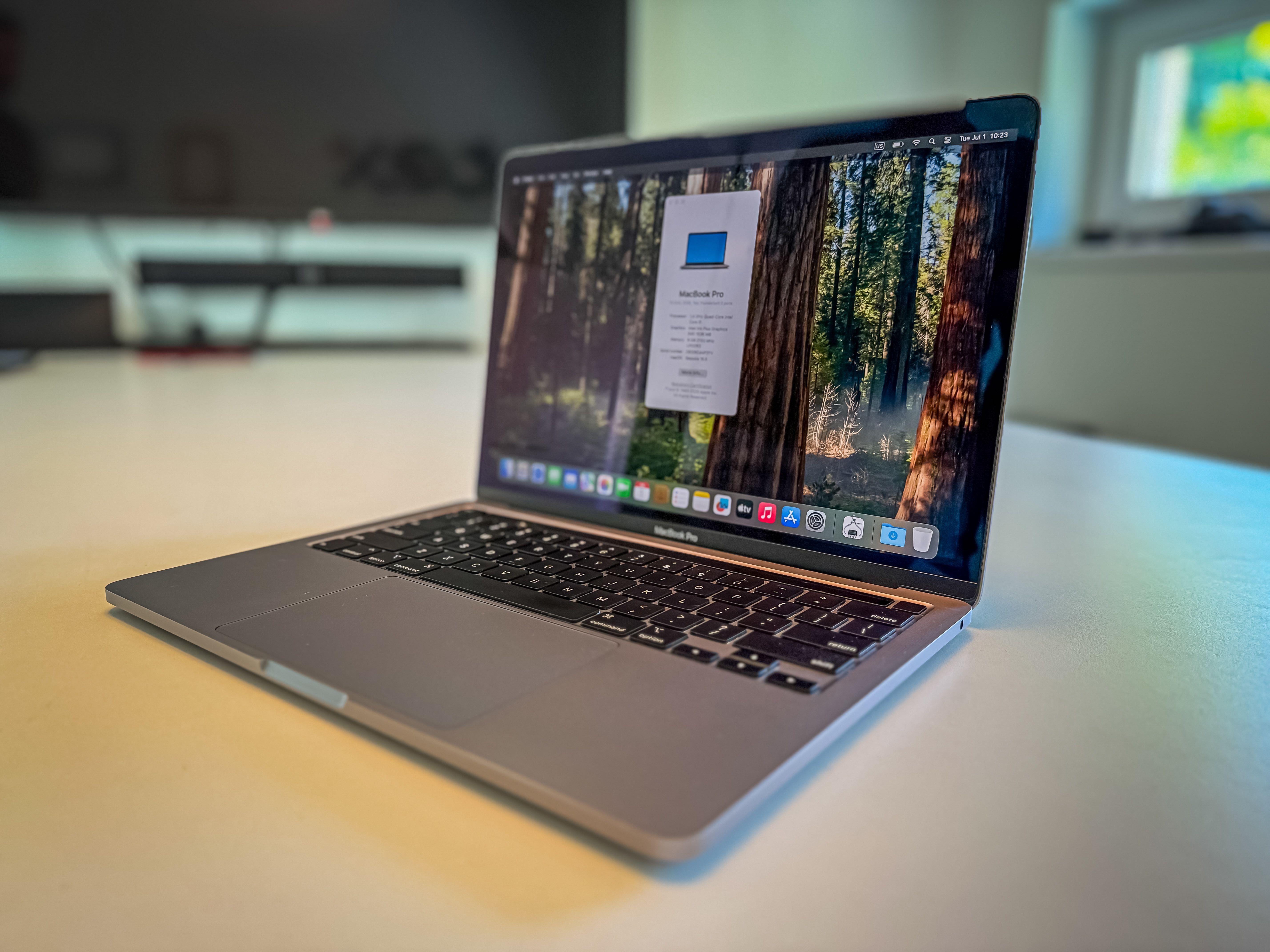 MacBook Pro 13" 2020 1.4 GHz 4 - Core Intel i5 8GB 256GB Space Gray