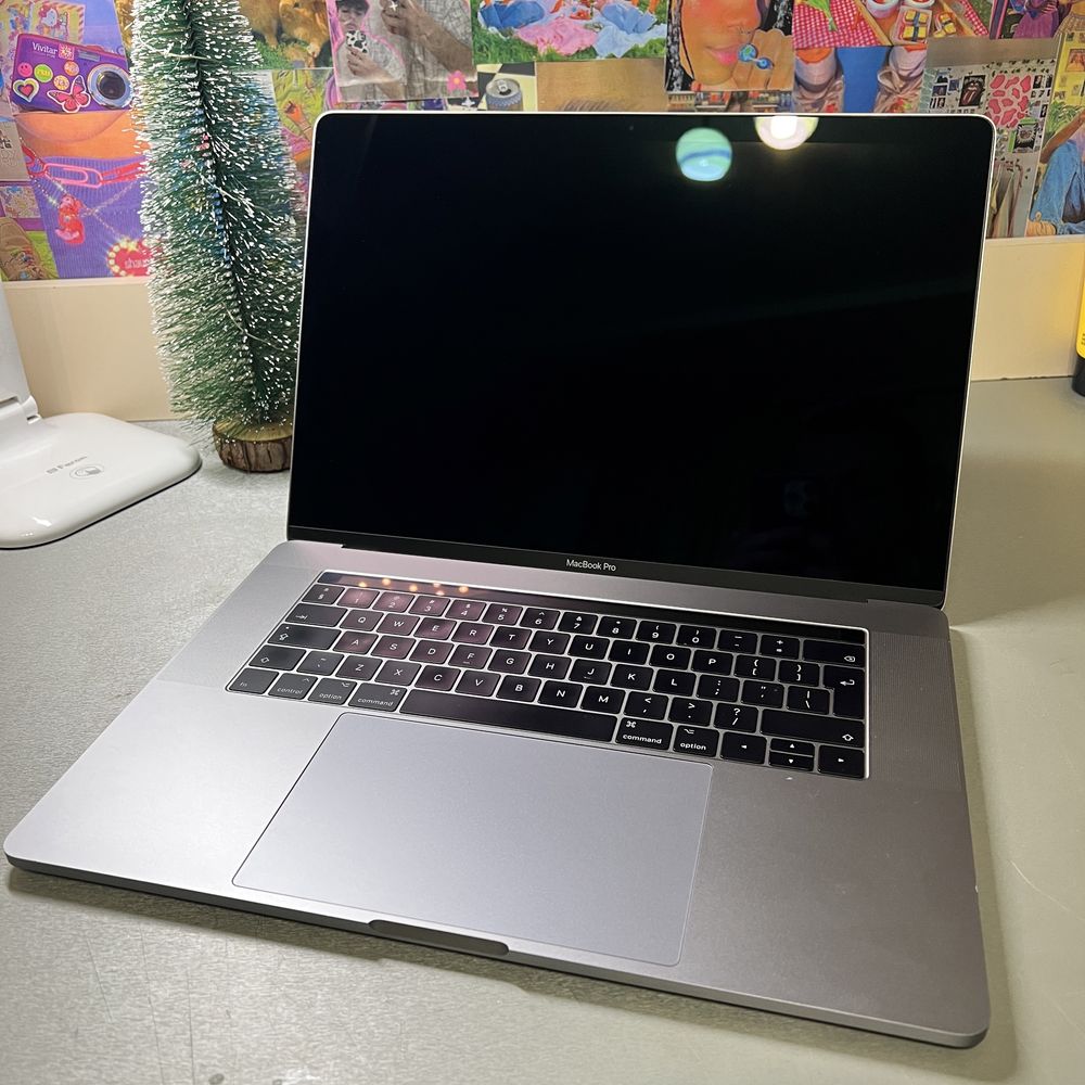Macbook Pro Retina 15 inch 2018•Ca Nou• Touch Bar • i7•16gb• Radeon