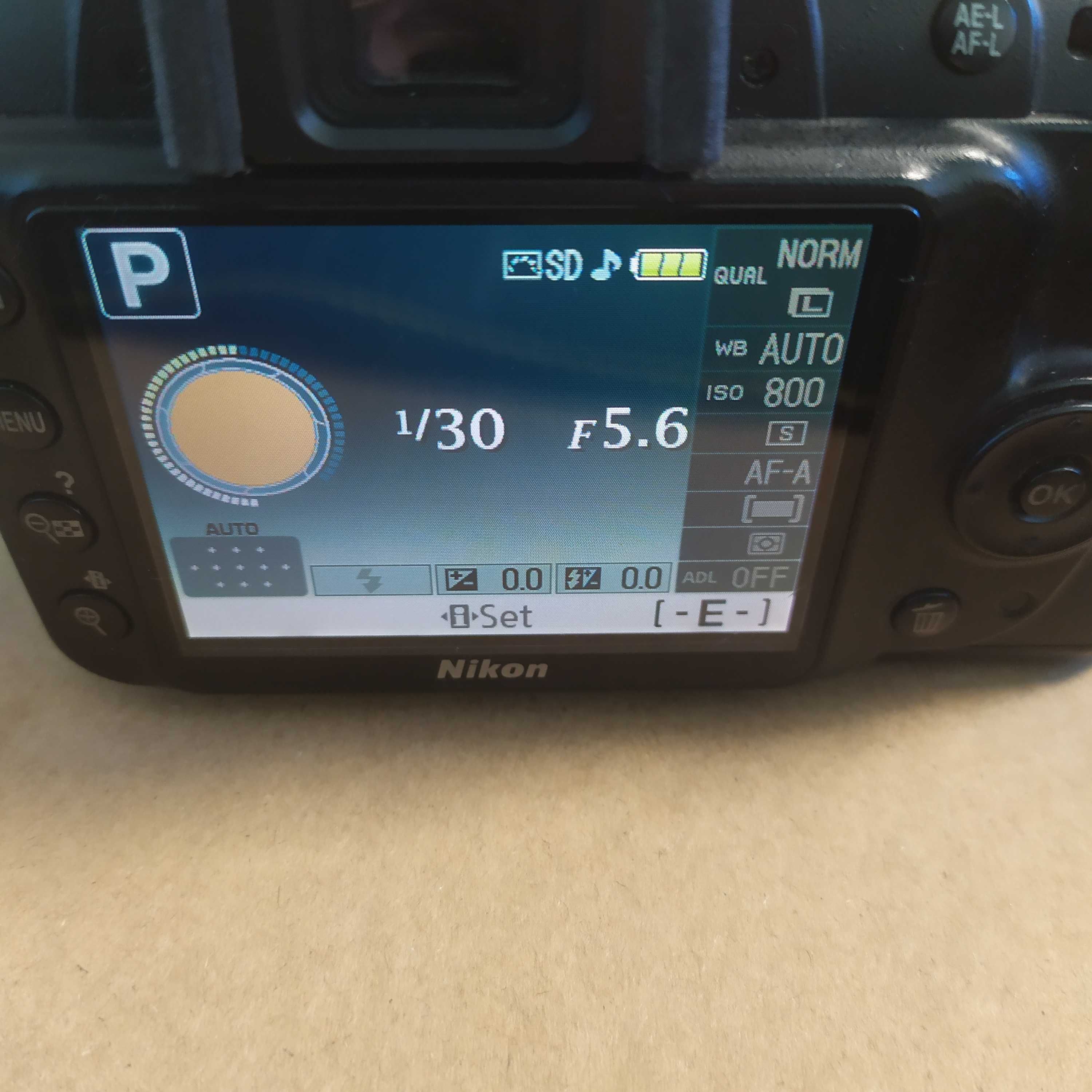 Фотоапарат Nikon D3000 с обектив AF-S Nikkor 18-55