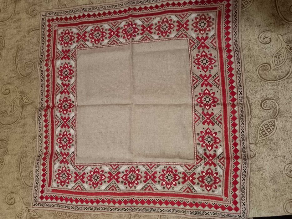 Продавам каре от ленена панама ръчно шито