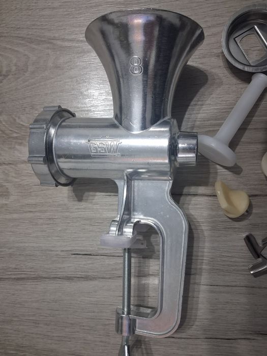 Машинка за месо и печива