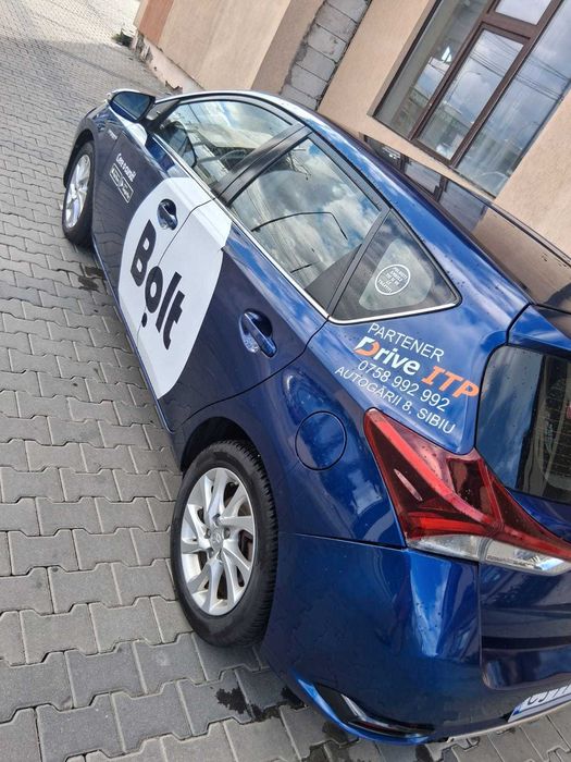 Inchiriez Toyota Auris pentru Ride Sharing