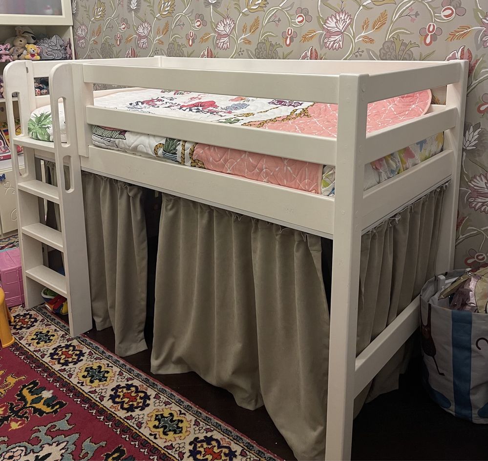 Кровать детская-высокая, внизу зона для игр и хранения игрушек.