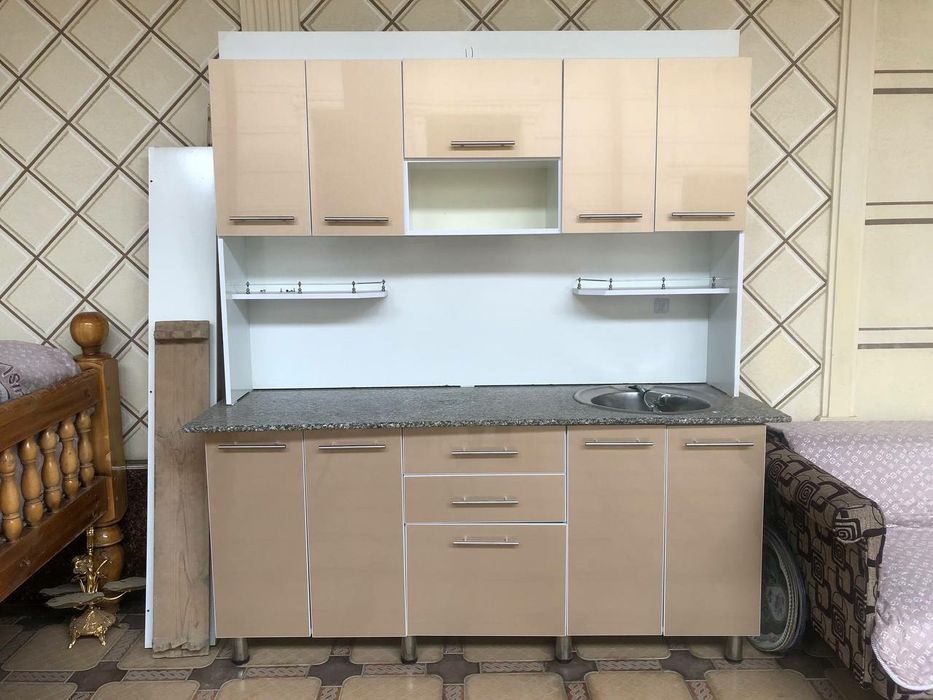 Продам кухоный гарнитур в хорошом состояние