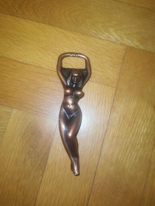 Месингова отварачка за бутилки винтидж женска гола фигура скулптура
