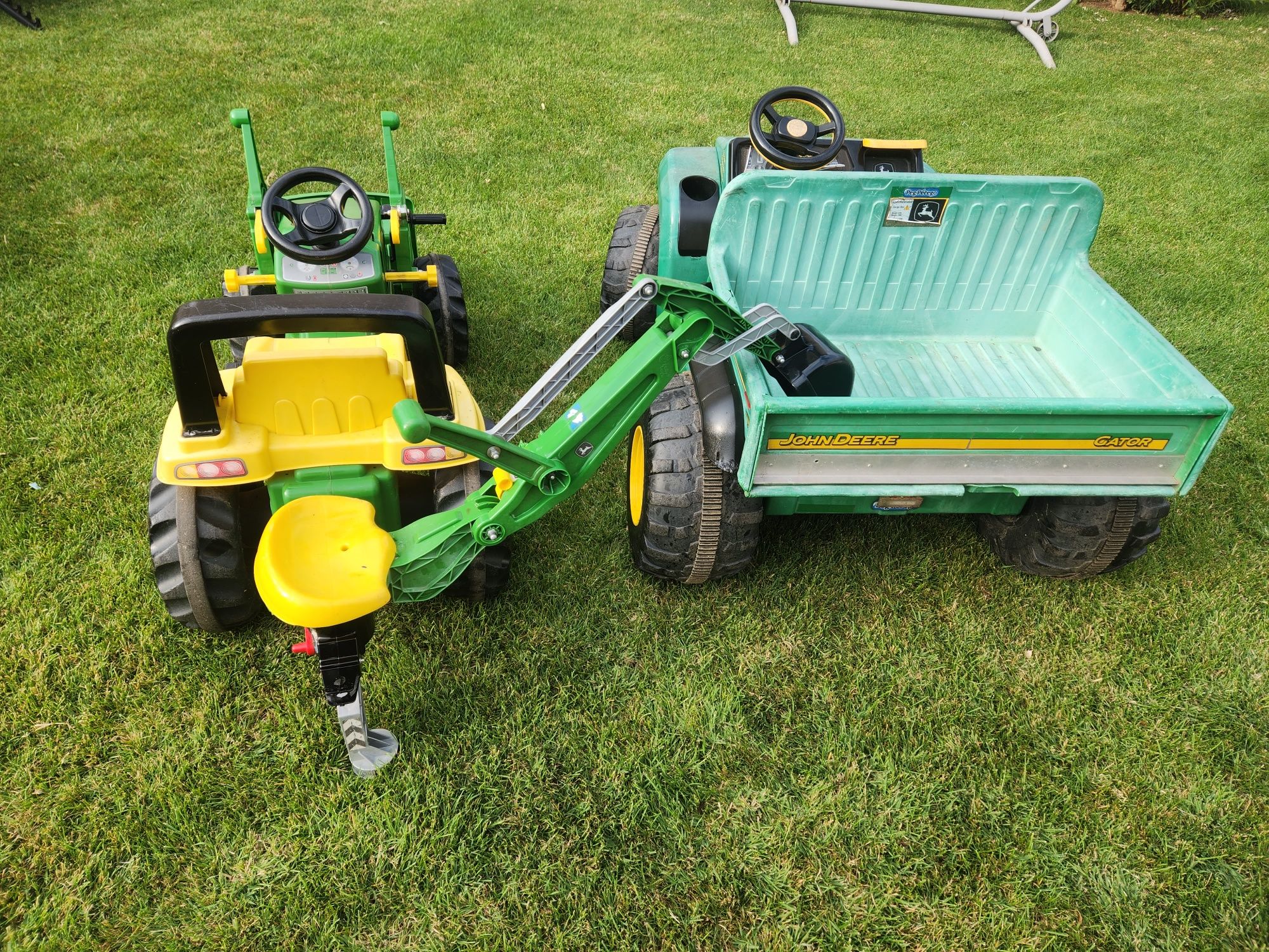 Акумулаторно камионче и багерче с педали: John Deere