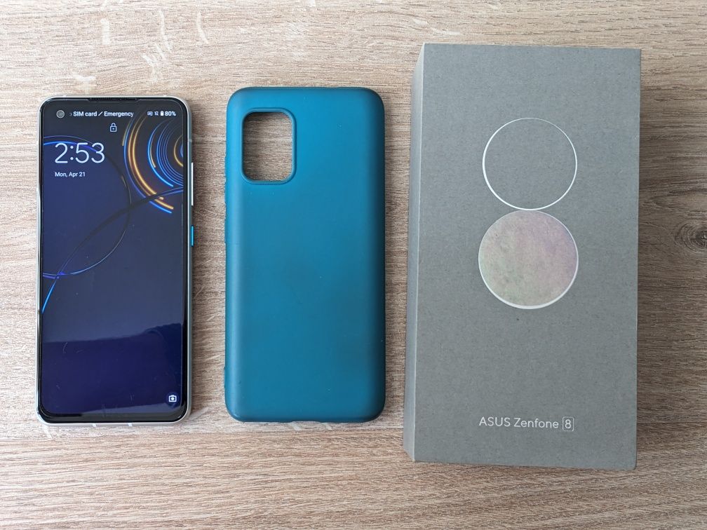 Asus Zenfone 8 (компактен телефон)